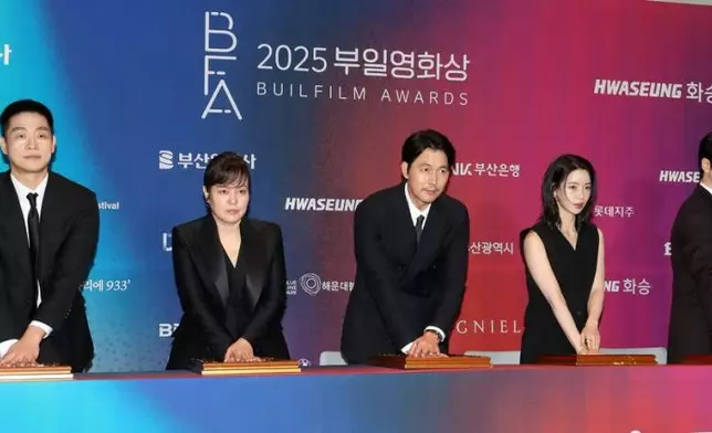 大會特別邀請上屆得主參與打手印儀式（左至右）鄭秀晶、金英成、金琴順、鄭雨盛、林智妍、李浚赫、申惠善。網上圖片