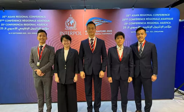 刑事及保安處處長陳東高級助理處長(中)率團出席新加坡舉行的「第25屆國際刑警組織亞洲區會議」，與來自49個國家及地區代表深入交流，共同探討亞洲地區打擊跨國有組織犯罪的執法行動，國際警務合作和策略。