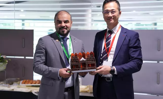 陳東(右)與國際刑警阿聯酋中心局副局長Ahmad ALMANSOORI上校進行雙邊會談