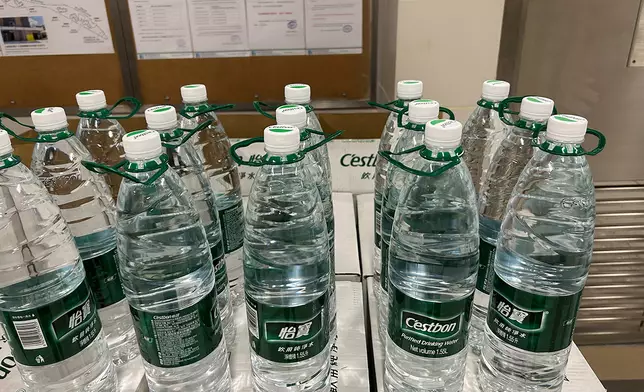 華潤飲料緊急捐贈怡寶飲用水，讓馬鞍山錦駿苑居民多一個安心用水的選擇。