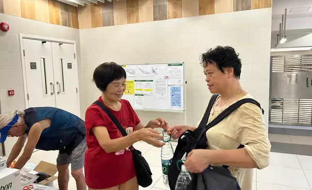 華潤飲料緊急捐贈怡寶飲用水，讓馬鞍山錦駿苑居民多一個安心用水的選擇。