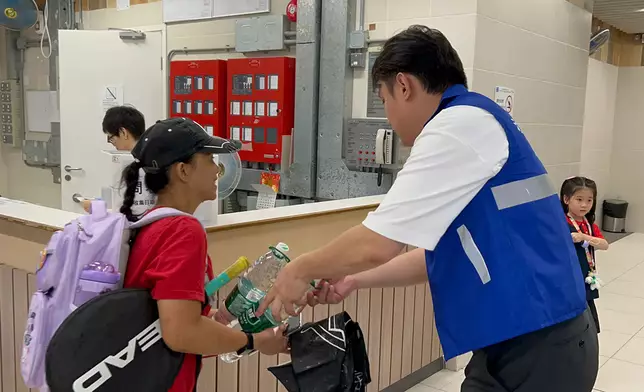 華潤飲料緊急捐贈怡寶飲用水，讓馬鞍山錦駿苑居民多一個安心用水的選擇。