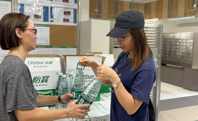 華潤飲料緊急捐贈怡寶飲用水，讓馬鞍山錦駿苑居民多一個安心用水的選擇。