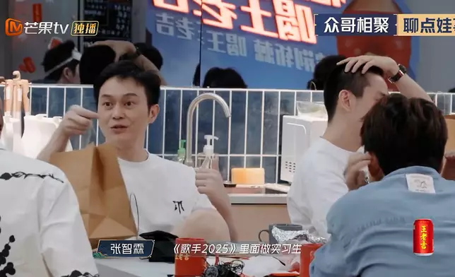 張智霖在最新一季《披荊斬棘》節目中透露，18歲的兒子張慕童（魔童，Morton）在內地王牌音樂節目《歌手2025》的製作團隊中，低調擔任幕後實習生。