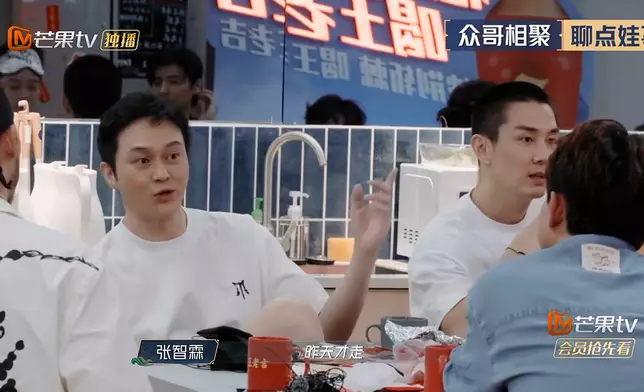 張智霖在最新一季《披荊斬棘》節目中透露，18歲的兒子張慕童（魔童，Morton）在內地王牌音樂節目《歌手2025》的製作團隊中，低調擔任幕後實習生。