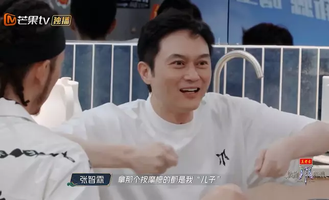 張智霖在最新一季《披荊斬棘》節目中透露，18歲的兒子張慕童（魔童，Morton）在內地王牌音樂節目《歌手2025》的製作團隊中，低調擔任幕後實習生。