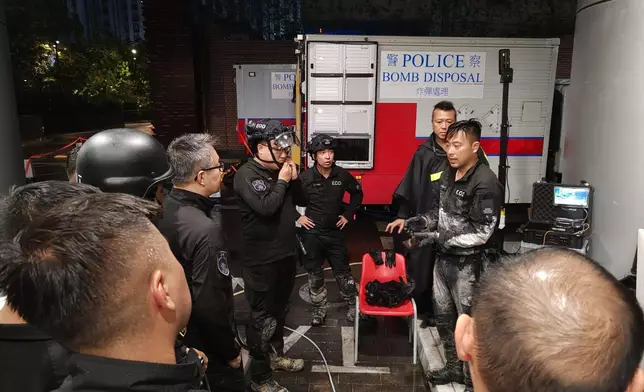 警方通宵處理鰂魚涌地盤發現的戰時炸彈。警方圖片