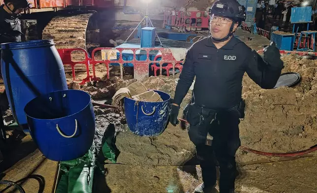 警方通宵處理鰂魚涌地盤發現的戰時炸彈。警方圖片