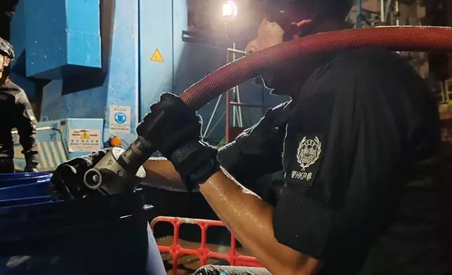 警方通宵處理鰂魚涌地盤發現的戰時炸彈。警方圖片