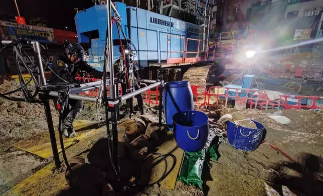 警方通宵處理鰂魚涌地盤發現的戰時炸彈。警方圖片