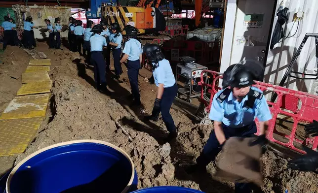 警方通宵處理鰂魚涌地盤發現的戰時炸彈。警方圖片