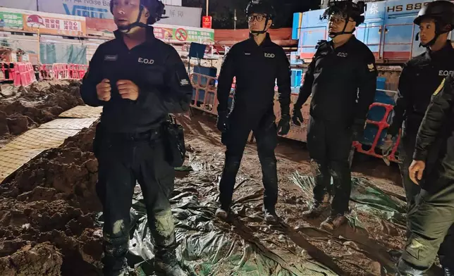 警方通宵處理鰂魚涌地盤發現的戰時炸彈。警方圖片