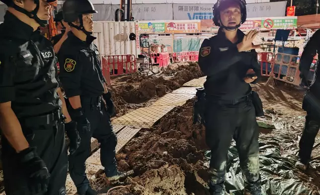 警方通宵處理鰂魚涌地盤發現的戰時炸彈。警方圖片