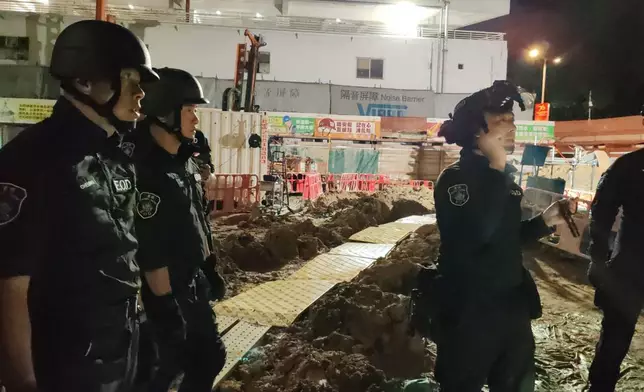 警方通宵處理鰂魚涌地盤發現的戰時炸彈。警方圖片
