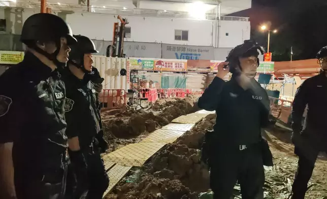 警方通宵處理鰂魚涌地盤發現的戰時炸彈。警方圖片