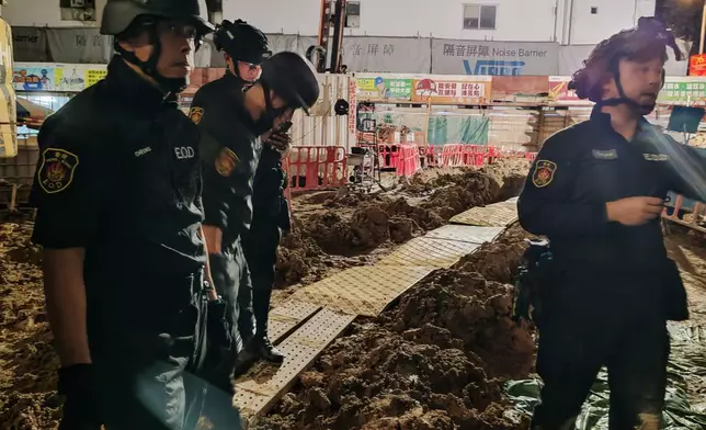警方通宵處理鰂魚涌地盤發現的戰時炸彈。警方圖片