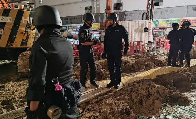警方通宵處理鰂魚涌地盤發現的戰時炸彈。警方圖片