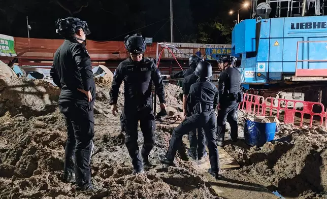 警方通宵處理鰂魚涌地盤發現的戰時炸彈。警方圖片