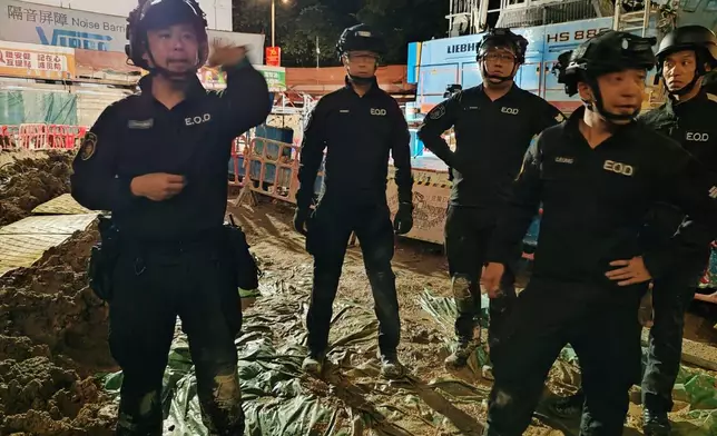 警方通宵處理鰂魚涌地盤發現的戰時炸彈。警方圖片