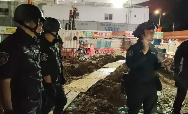 警方通宵處理鰂魚涌地盤發現的戰時炸彈。警方圖片