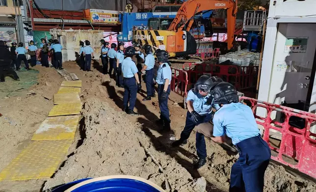 警方通宵處理鰂魚涌地盤發現的戰時炸彈。警方圖片