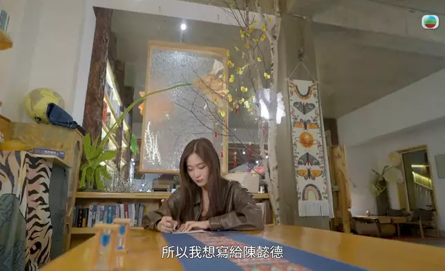 德德則選擇將明信片送給自己