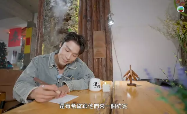 丁丁透過明信片感激德德和馬貫東一路同行。