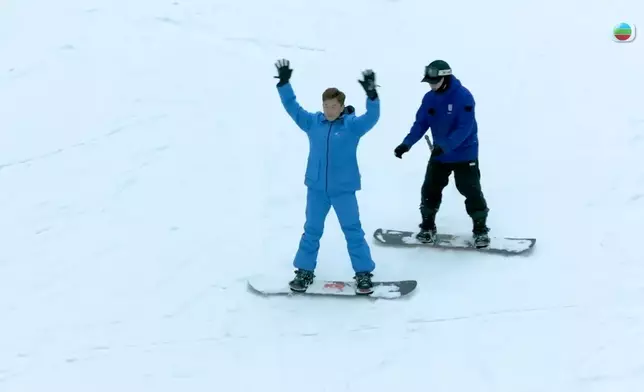 三人亦前往室內滑雪場，丁丁和馬貫東負責滑雪，德德則負責拍下二人滑雪英姿！