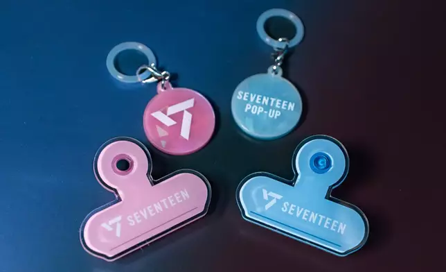 MOKO獨家限定禮遇贈品 - 限定SEVENTEEN鎖匙扣及SEVENTEEN文件夾