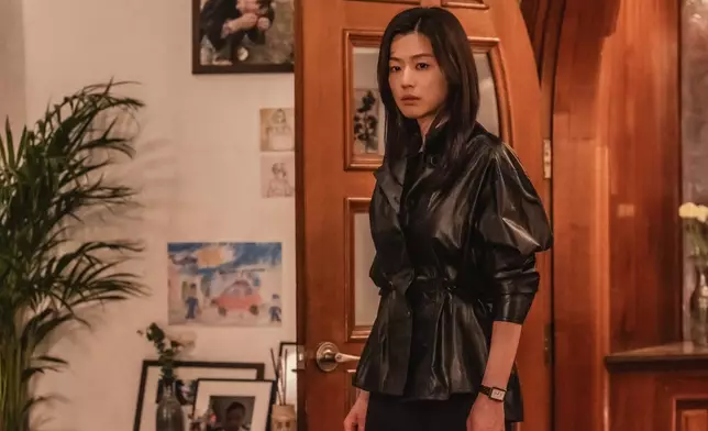 全智賢飾前王牌外交官徐聞柱。Disney+圖片