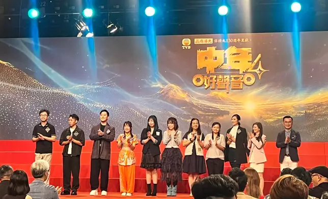 歌手可嵐(右3)與其他《中年好聲音4》香港賽區參賽者。巴士的報記者攝