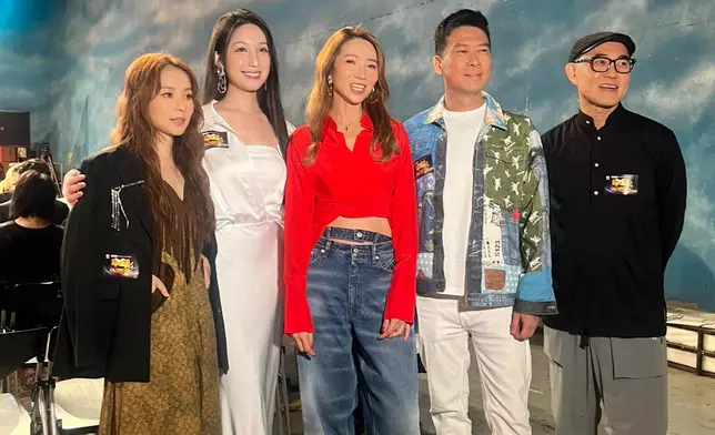 節目主持車婉婉與星級評審團代表張佳添、周國豐、海兒及谷婭溦。巴士的報記者攝