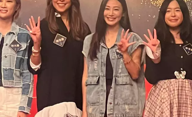 《中年好聲音4》香港賽區入選選手， 陳逸璇(左2)與其他9位參賽者被大會介紹為「顏值擔當組」。巴士的報記者攝