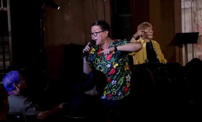 「拉丁舞王」關浩揚現身獻唱。