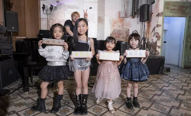 莫凱謙大個仔帶領小朋友享受舞台。