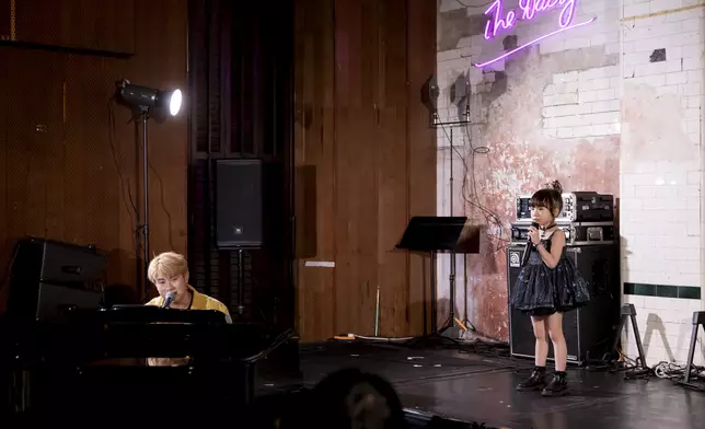 莫凱謙與「藝穗幼苗音樂節」小歌手 Hera。