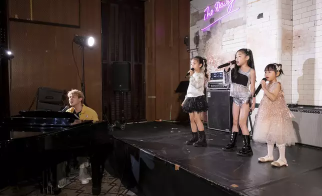 莫凱謙與三位小歌手（6-8歲）合唱凡星。