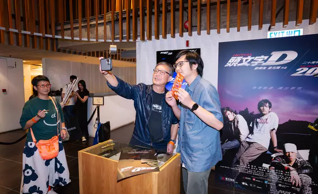 劉導又與觀眾合照。