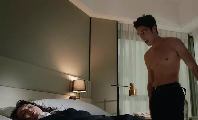 呢場戲丁丁做足事前準備操肌keep身形之餘，亦絕對是豁出去誓要演活奸淫富二代。