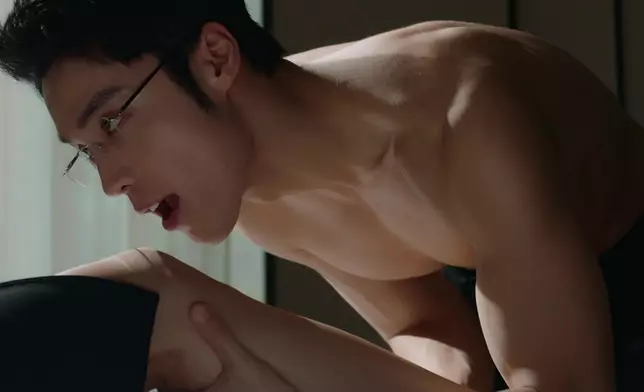 呢場戲丁丁做足事前準備操肌keep身形之餘，亦絕對是豁出去誓要演活奸淫富二代。