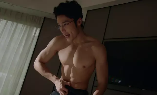 呢場戲丁丁做足事前準備操肌keep身形之餘，亦絕對是豁出去誓要演活奸淫富二代。