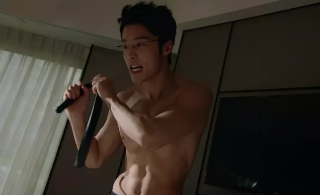 呢場戲丁丁做足事前準備操肌keep身形之餘，亦絕對是豁出去誓要演活奸淫富二代。