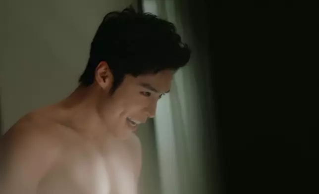 呢場戲丁丁做足事前準備操肌keep身形之餘，亦絕對是豁出去誓要演活奸淫富二代。