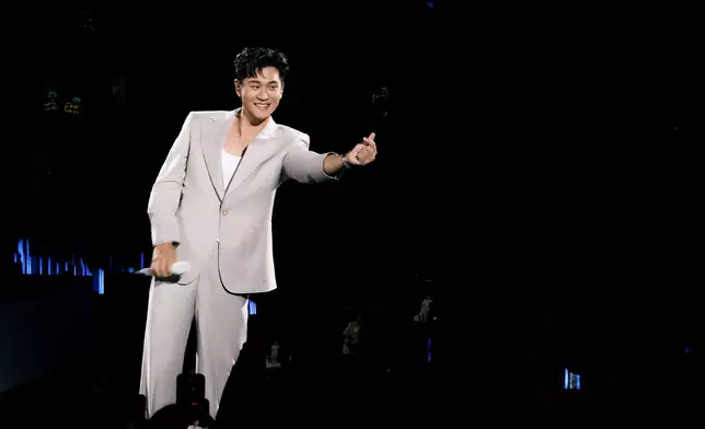 周興哲感謝太太及父親支持。