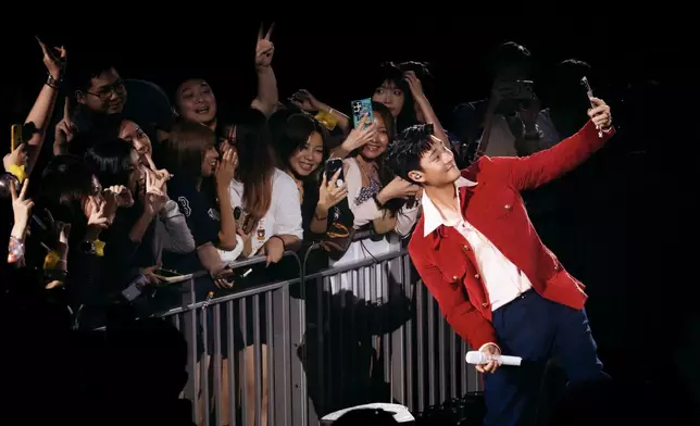 周興哲多次繞場跟四面歌迷自拍合照及握手。