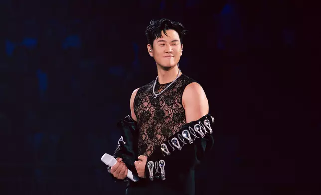 周興哲半大騷「麒麟臂」。