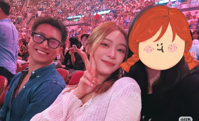 葉蒨文陪曾展望睇周興哲演唱會。