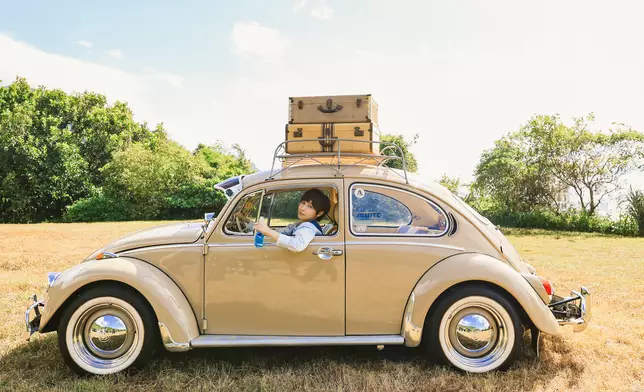 台灣女歌手魏嘉瑩（小魏）結束專輯《你不必無時無刻推持完美的笑容》宣傳期後，緊接推出新單曲《我要把眼淚當汽水》。
