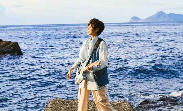 小魏上山下海，最印象深刻是一幕在斜坡上推車。