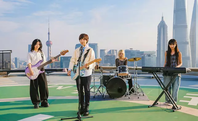 首次在新的場館演出，小魏十分興奮：「請一定要來和我一起，把眼淚當成汽水，乾一杯！讓青春寫下暢快的一頁！」